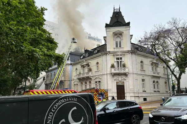 Incêndio atinge hotel de luxo em construção em rua turística de Lisboa