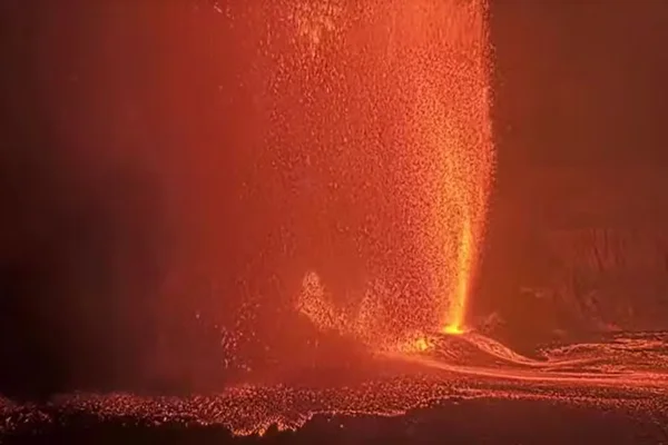 Imagem colorida de vulcão em erupção - Metrópoles