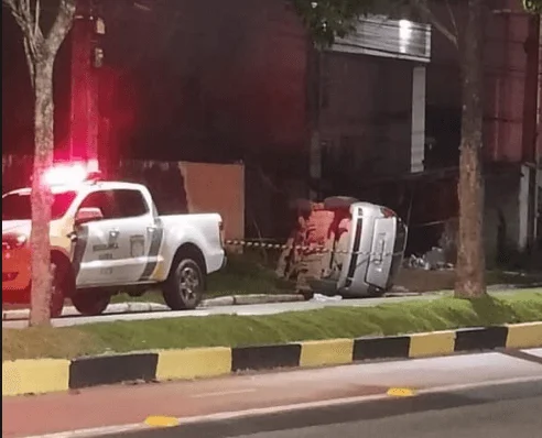 Carro de Tamires capotado na estrada