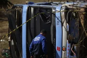Uma carreta, dois carros e um ônibus se envolveram no acidente Uma carreta, dois carros e um ônibus se envolveram no acidente