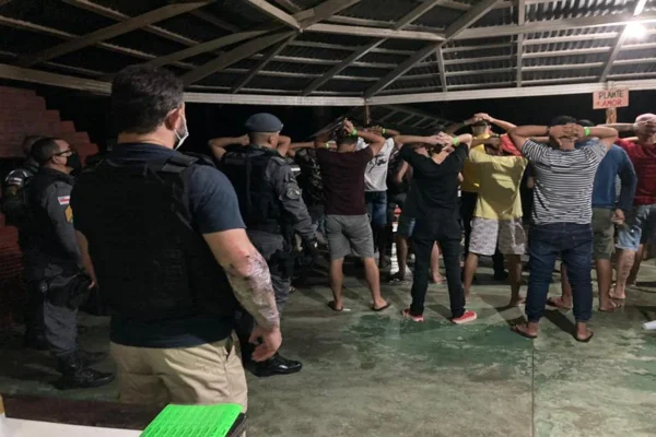 Polícia encerra duas festas clandestinas com mais de 500 pessoas no AM