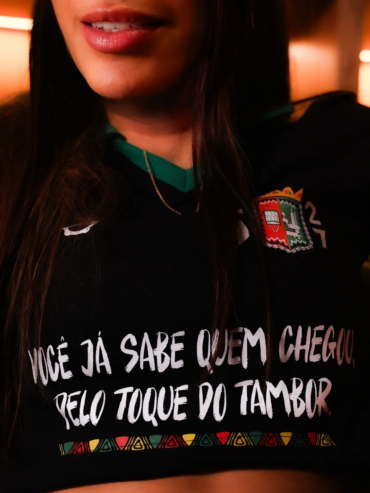 Anitta causou um alvoroço nas redes sociais ao posar de camisa da escola de samba de Caxias Anitta causou um alvoroço nas redes sociais ao posar de camisa da escola de samba de Caxias
