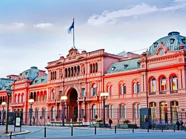Milei barra imprensa na Casa Rosada e acusa jornalistas de espionagem