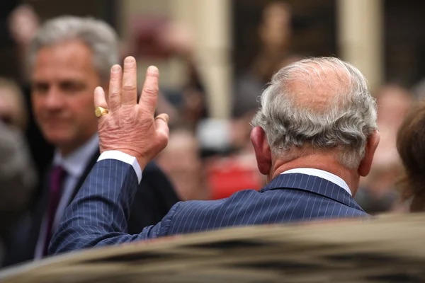 “Dedos de salsicha”: o que é o inchaço nas mãos de Charles III?