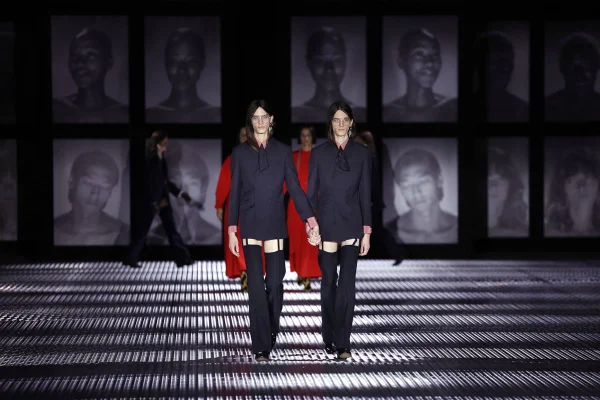 Gêmeos de mãos dadas na passarela da Gucci