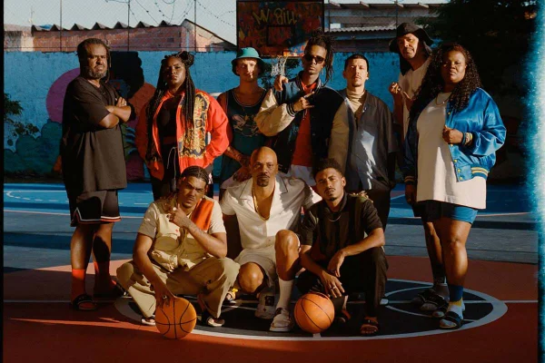Na imagem com cor, os integrantes do videoclipe da Rider