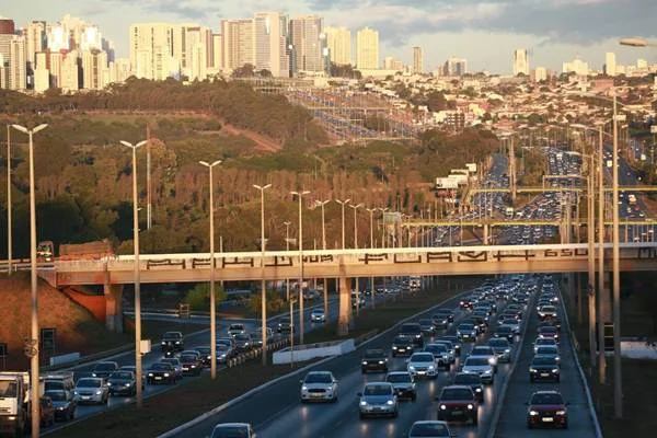 Durante briga, homem joga namorada contra caminhão na EPTG