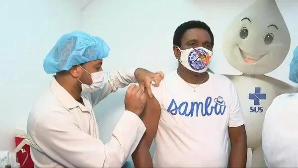 Neguinho da Beija-Flor toma primeira dose de vacina no Rio