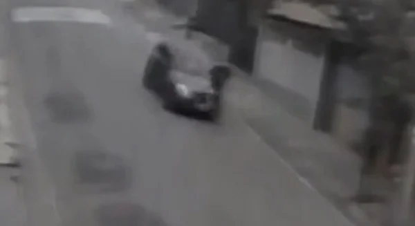 Imagem em preto e branco mostra um carro atingindo um homem que corria pela rua - Metrópoles