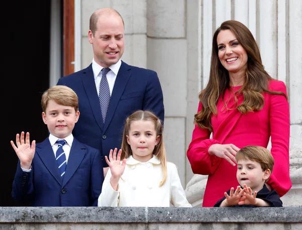 Príncipe William ao lado da esposa Katy e dos filhos - Metrópoles
