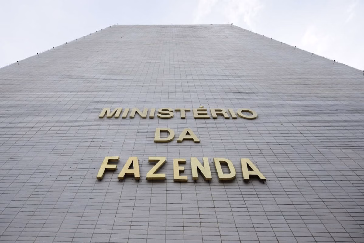 Imagem colorida da fachada do Ministério da Fazenda
