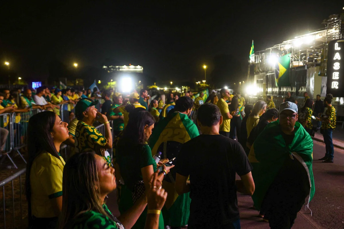 Apoiadores de Flávio rezam no gramado próximo ao Museu Nacional Apoiadores de Flávio rezam no gramado próximo ao Museu Nacional