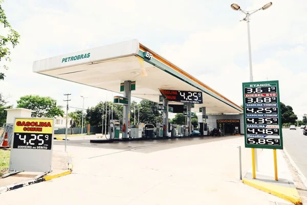 Você sabia que paga três vezes mais pela gasolina? Entenda os motivos