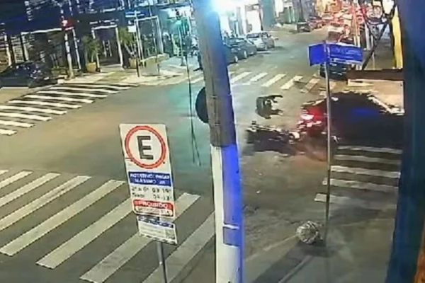 Momento da colisão foi registrado por câmeras de segurnaça