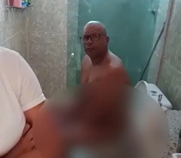 Homem sentado no banheiro enquanto é preso por estupro de vulnerável no RJ - Metrópoles