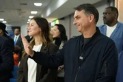 Flávio e a esposa em igreja evangélica em São Paulo no 7 de Setembro