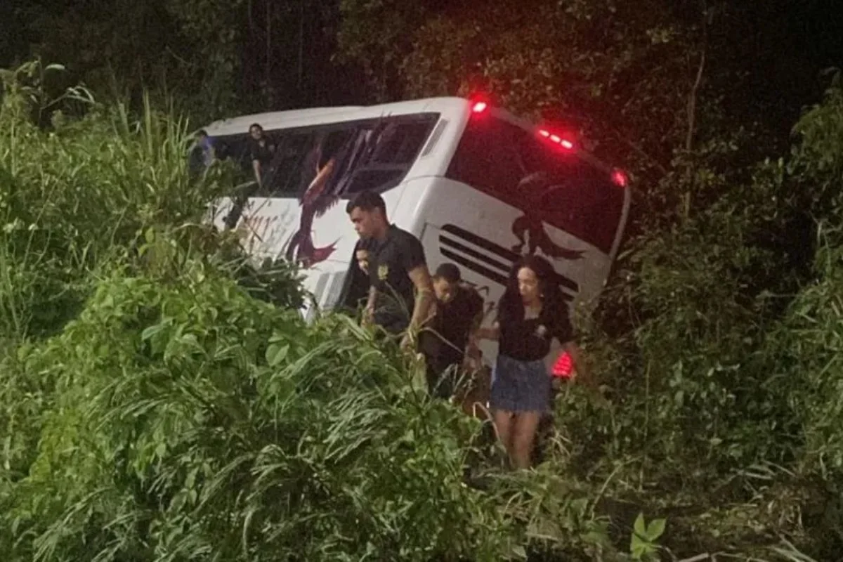 Foto colorida de ônibus com estudantes que caiu de ribanceira em Maceió - Metrópoles