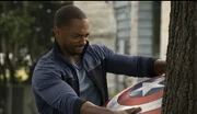 Sam Wilson (Anthony Mackie) luta para assumir o legado do Capitão América Sam Wilson (Anthony Mackie) luta para assumir o legado do Capitão América