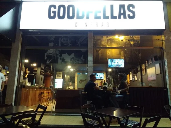 Goodfellas Cinebar: casa de Taguatinga mistura cinema e bar