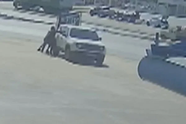 Carro atravessa rodovia sozinho e só para ao bater em lancha após motorista se esquecer de puxar freio de mão, em Aparecida de Goiânia, Goiás