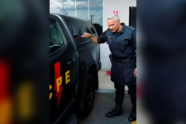 PM viraliza ao fazer tour inusitado em camburão da PM: “Climatizado”