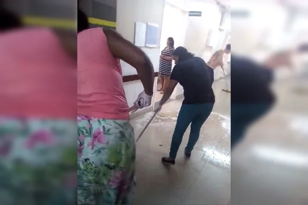 Vídeo: funcionários param e acompanhantes limpam hospital no DF