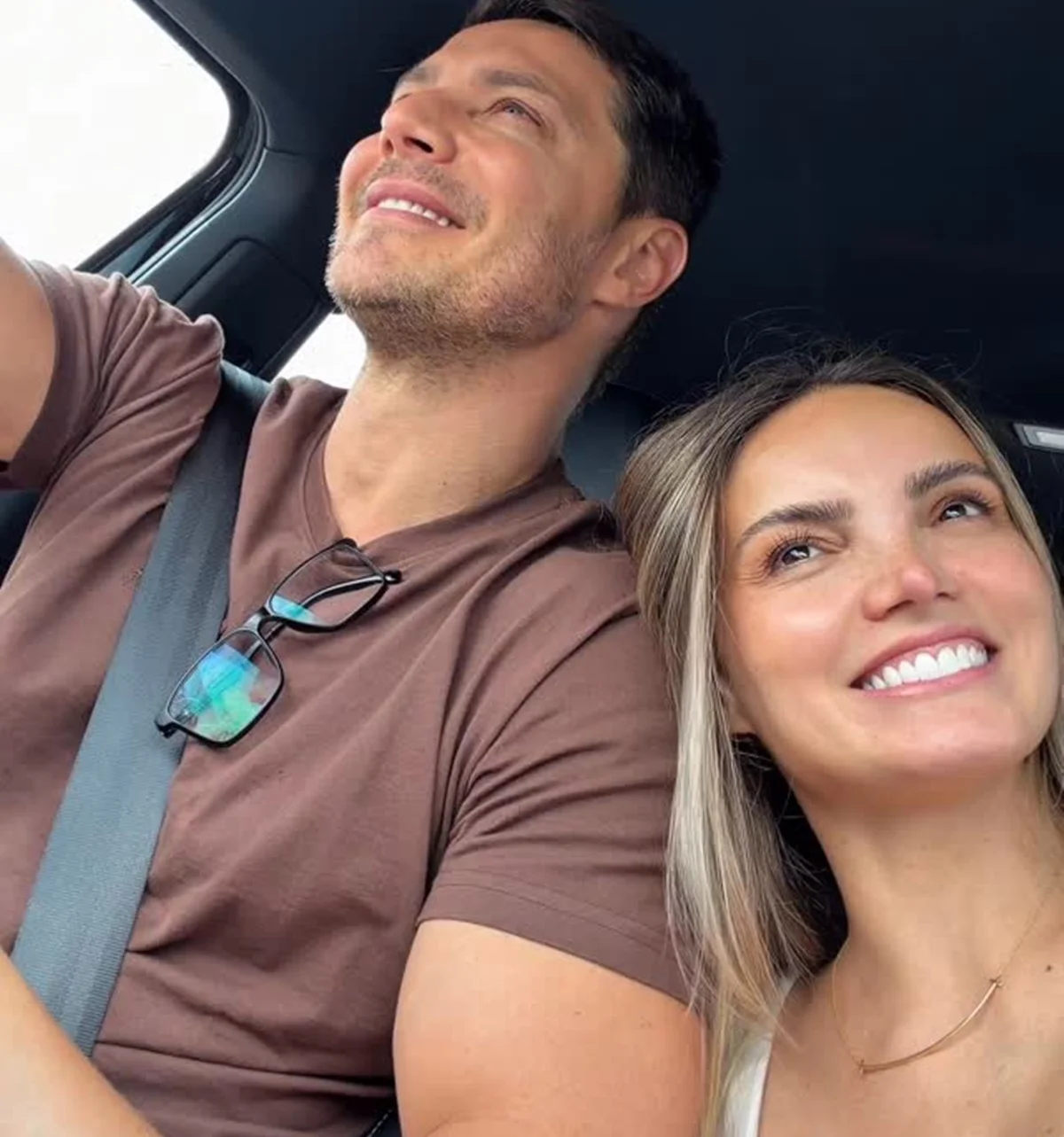 André Bankoff e Carol Reali posam juntos durante viagem de carro André Bankoff e Carol Reali posam juntos durante viagem de carro