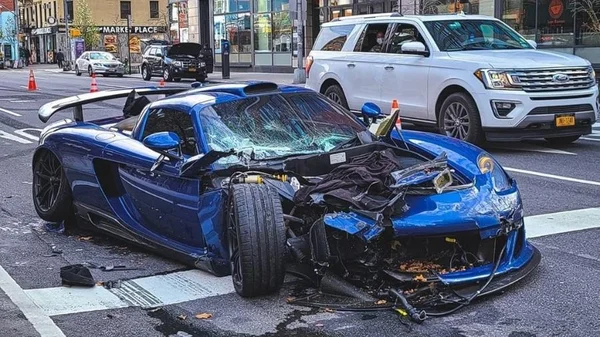 Homem burla quarentena e destrói Porsche raríssimo em batida