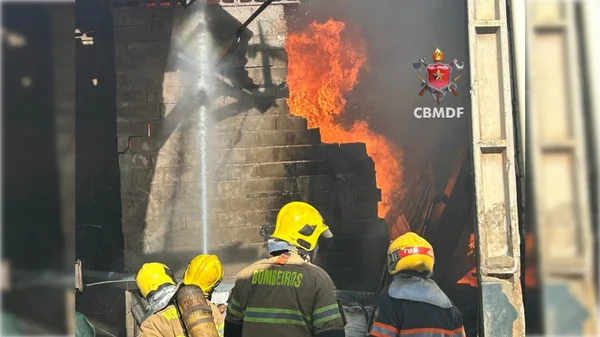 Bombeiros combatendo incêndio em galpão - Metrópoles