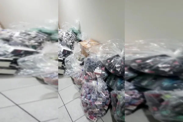 Cigarros eletrônicos dentro de sacolas plásticas