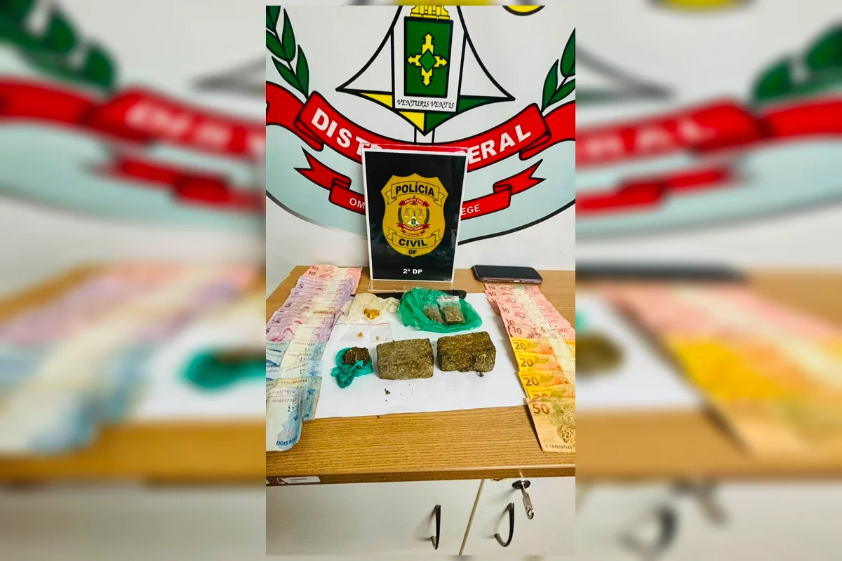 Durante as diligências, cães farejadores localizaram porções de drogas enterradas em uma área de brejo Durante as diligências, cães farejadores localizaram porções de drogas enterradas em uma área de brejo