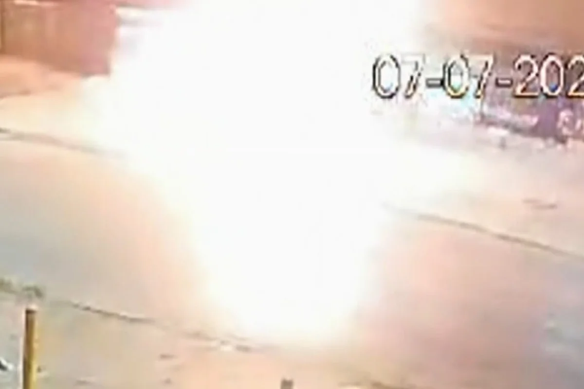Carro explode após dupla incendiar carro estacionado em Ceilândia Carro explode após dupla incendiar carro estacionado em Ceilândia