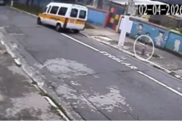 Imagem colorida mostra criança esquecida por motorista de van