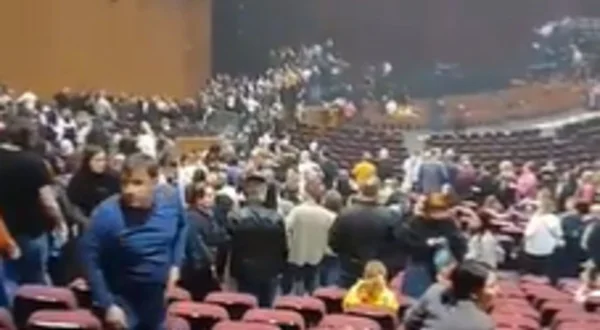 Imagem colorida de local do atentado em Moscou -- Metrópoles