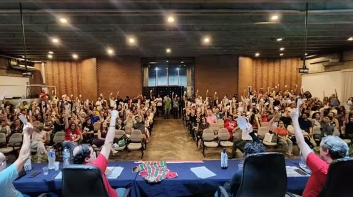 Professores anunciaram fim da greve na UERJ Professores anunciaram fim da greve na UERJ