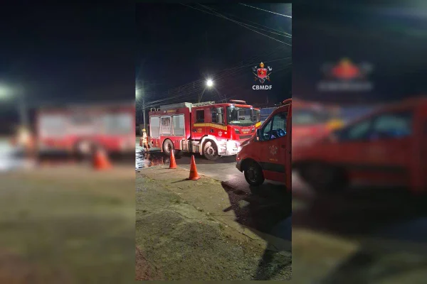 Criança e bebê são socorridas após residência pegar fogo - destaque galeria Criança e bebê são socorridas após residência pegar fogo - destaque galeria