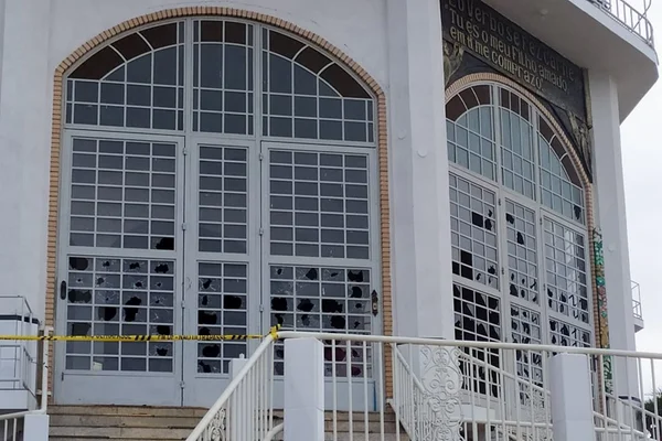 Em surto, homem quebra vidraças de igreja a tijoladas no DF
