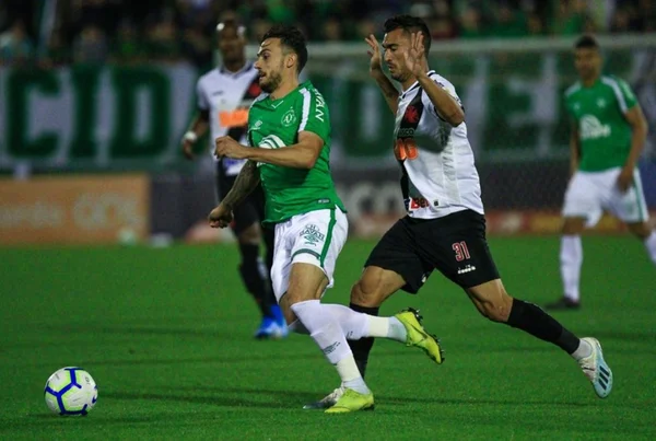 Vasco supera Chapecoense fora de casa e se reabilita no Brasileirão