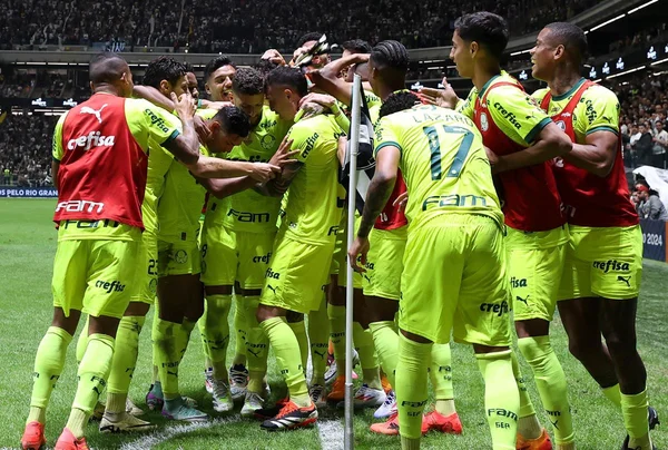 Em jogo polêmico, Palmeiras goleia Atlético-MG e se aproxima do G4