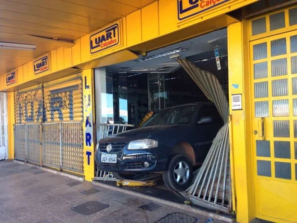 Criminosos usam carro roubado para invadir e furtar loja de calçados