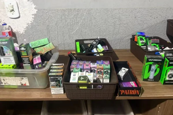 Polícia apreende 200 cigarros eletrônicos em tabacaria ilegal no DF