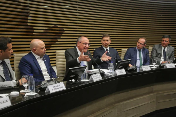 Presidente da República em Exercício, Geraldo Alckmin e do Presidente da Fiesp, Josué Gomes da Silva, entre outras autoridades na sede da Fiesp