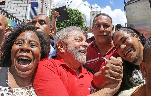 PT e Lula chamam, nas redes sociais, para manifestações contra o golpe