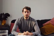 A crise surge, normalmente, devido a situações estressantes específicas e que geram gatilho, como precisar fazer uma apresentação, ter prazo curto para entregar um trabalho, estar em algum lugar que não gostaria ou ter sofrido uma perda, por exemplo