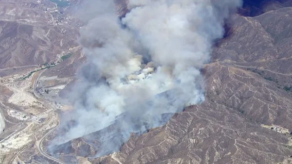 Incêndio avança na Califórnia apesar de esforços para conter fogo