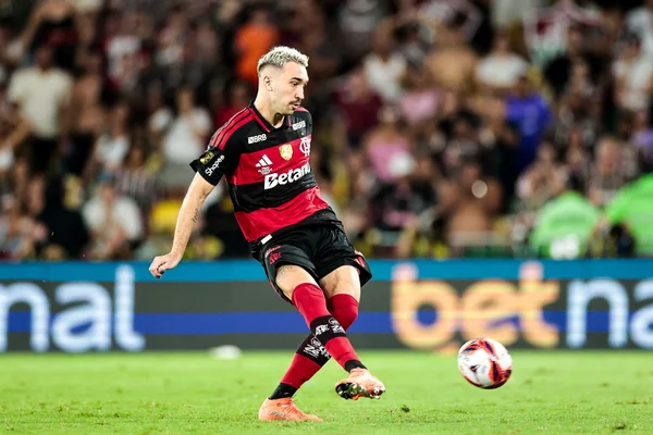 Léo Ortiz critica saída de Filipe Luís do Flamengo: “Falta respeito”