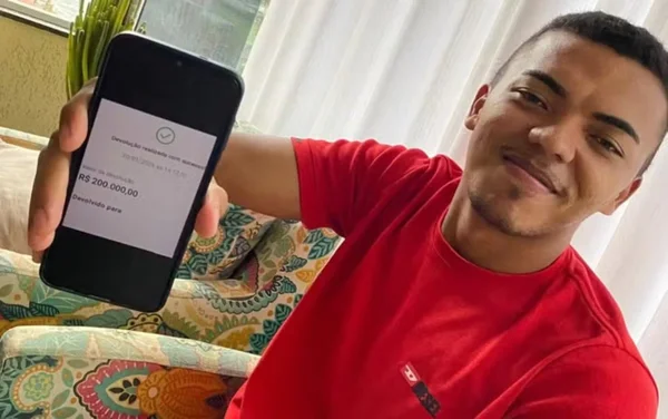 Estudante devolve R$ 200 mil após receber Pix por engano