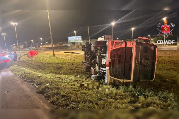 Caminhão sai da pista, tomba e deixa um ferido na BR-070