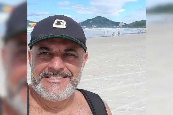 Foto mostra Claudio Crespi na praia. Homem intoxicado por metanol foi tratado com doses de vodca russa
