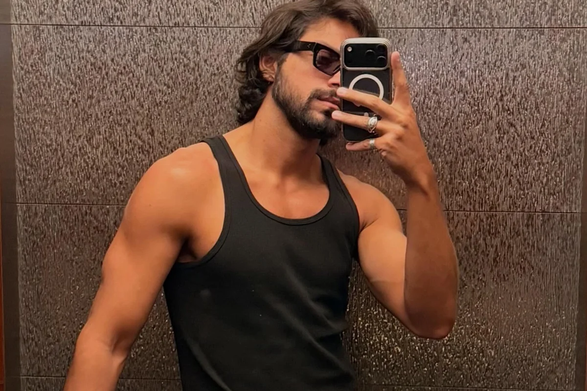 Rodrigo Simas faz selfie no espelho Rodrigo Simas faz selfie no espelho